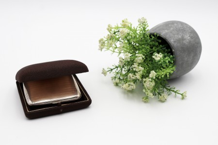 Cigarreira de prata com bandas guilhochadas e estojo original