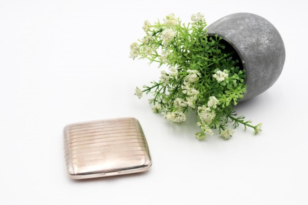 Cigarreira de prata com bandas guilhochadas e estojo original