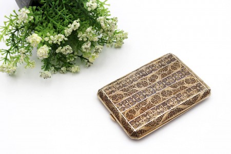 Cigarreira em prata de filigrana dourada com filamentos em esmalte policromado.