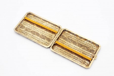 Cigarreira em prata de filigrana dourada com filamentos em esmalte policromado.