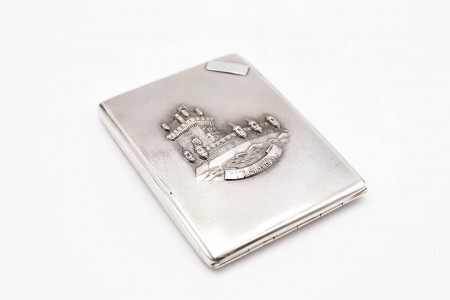 Cigarreira em prata lisa escovada com Torre de Belém relevada e cartela 