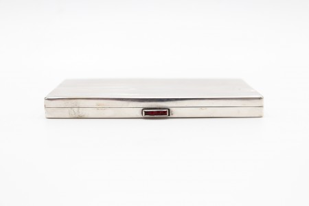 Cigarreira em prata canelada com suporte para cigarros em sistema de mola 