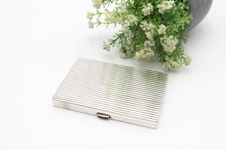 Cigarreira em prata canelada com suporte para cigarros em sistema de mola 