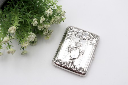 Cigarreira em prata com decoração em alto relevo e cartela para monograma