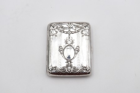 Cigarreira em prata com decoração em alto relevo e cartela para monograma