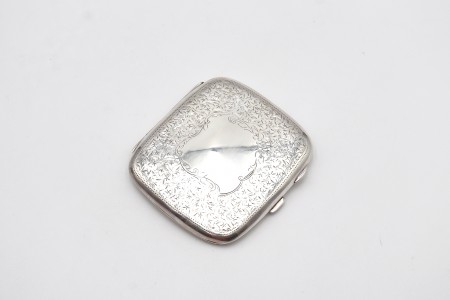 Cigarreira em prata martelada com decoração gravada e cartela para monograma