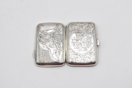 Cigarreira em prata com decoração vegetalista gravada de ambos os lados 