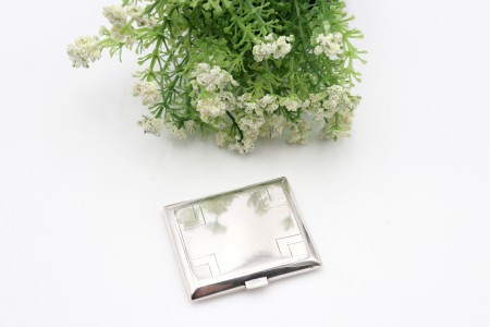 Fosforeira em prata com gravados simétricos nos cantos e interior dourado