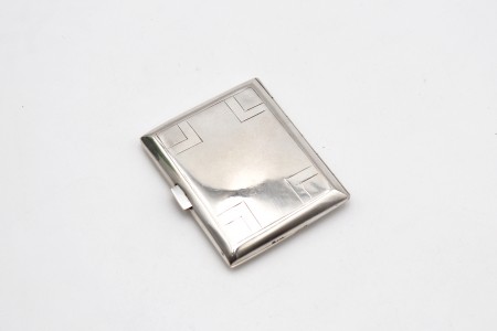 Fosforeira em prata com gravados simétricos nos cantos e interior dourado