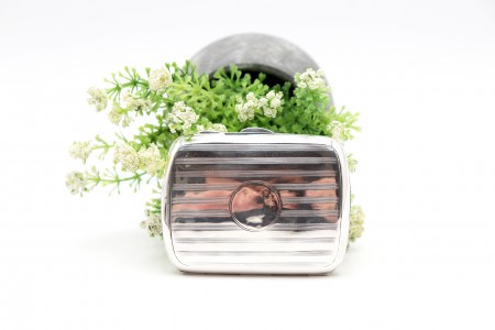 Cigarreira em prata com bandas guilhochadas em alternância ao alto e cartela 