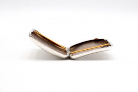 Cigarreira em prata com bandas guilhochadas em alternância ao alto e cartela 