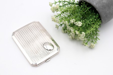 Cigarreira de prata escovada com bandas ao alto alternada e cartela