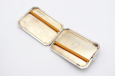 Cigarreira de prata escovada com bandas ao alto alternada e cartela