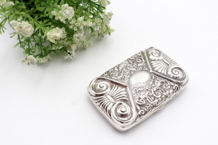 Cigarreira de prata ao estilo Art Nouveau com detalhes em alto relevo