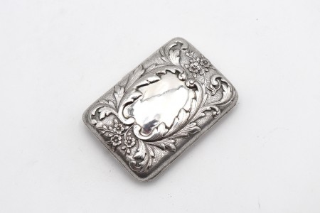 Cigarreira em prata profusamente relevada com cartela para monograma e mascarão