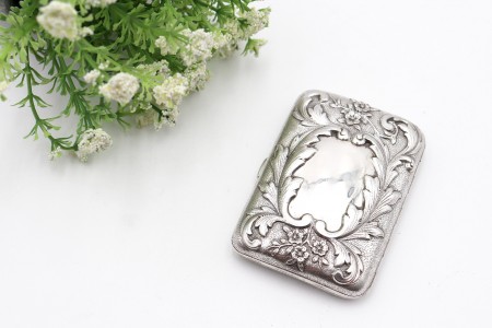 Cigarreira em prata profusamente relevada com cartela para monograma e mascarão