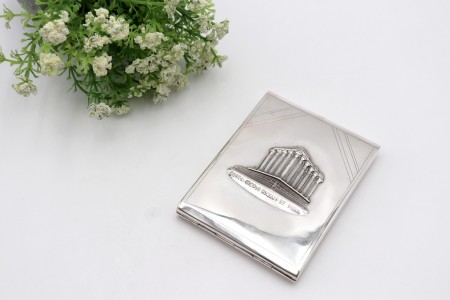 Cigarreira em prata lisa com Templo de Diana em alto relevo na tampa