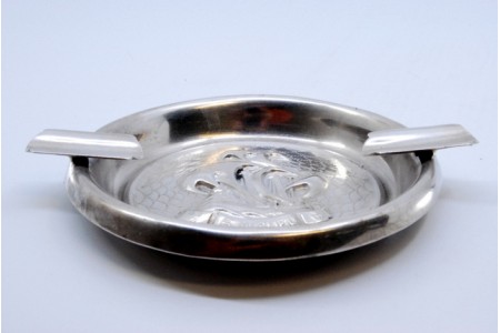 Cinzeiro em prata com relevos alusivos à caravela S.Miguel no centro e dois suportes para cigarros.