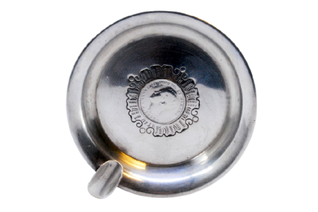 Cinzeiro em prata pequeno com relevo ao centro e moeda de 100 réis incrustada.