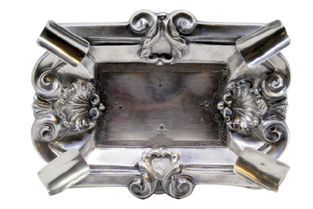 Cinzeiro em prata com brasão de D. João V relevado no centro.