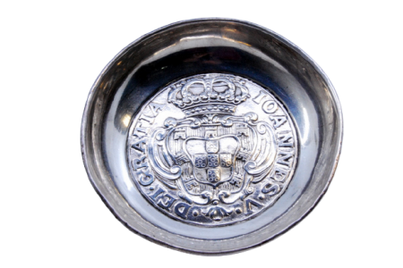 Cinzeiro em prata concheada e suporte para cigarros em moedas de D. João.