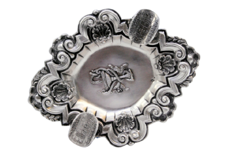 Cinzeiro em prata com aplicações ao redor taça com cobra ao centro e duas moedas como suportes