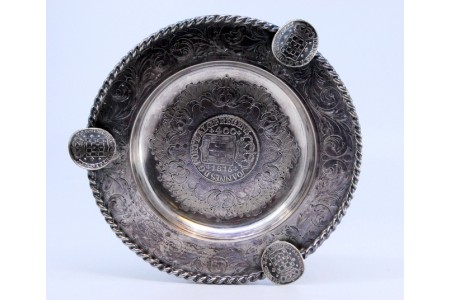 Cinzeiro em prata com gravados, cordas na envolvência e moedas de D. João V.