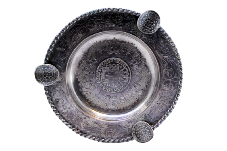 Cinzeiro em prata com gravados, cordas na envolvência e moedas de D. João V.