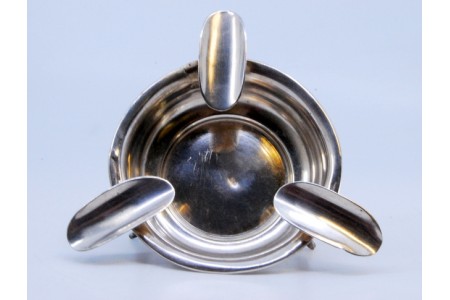 Cinzeiro em prata lisa com três suportes para cigarros.