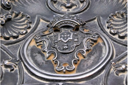 Cinzeiro em prata perlado no friso, concheado e brasão ao centro com três suportes para cigarros com moedas de D. Maria I.