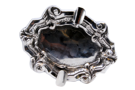 Cinzeiro em prata com relevos e aplicações dois suportes nas laterais 