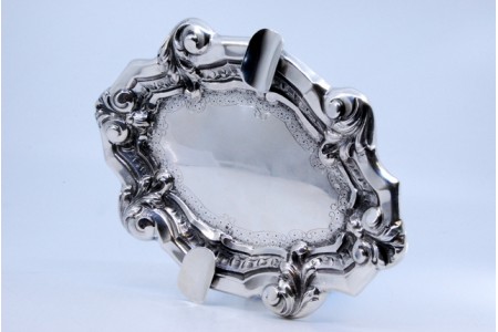 Cinzeiro em prata com relevos e aplicações dois suportes nas laterais 