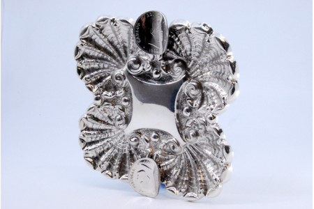 Cinzeiro em prata concheada e moedas de D. Carlos I.