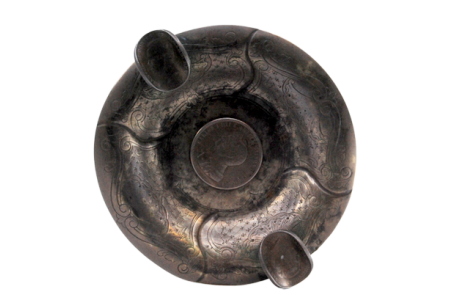 Cinzeiro em prata com gravados decorado com três moedas.