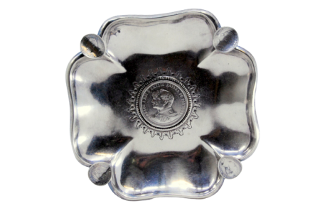 Cinzeiro em prata em forma de trevo com moeda de D. Carlos e D. Amélia no centro e quatro moedas de D. Luís.