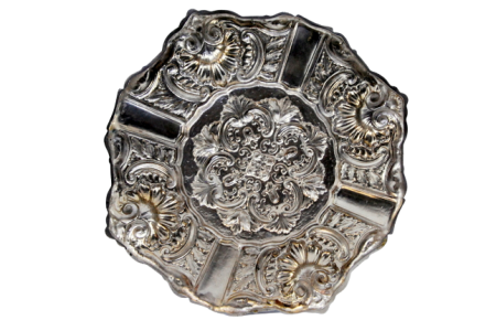 Cinzeiro em prata com relevos concheados e aplicações para apoio dos cigarros.