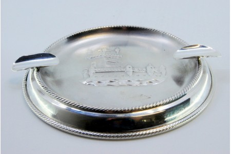 Cinzeiro em prata com relevo alusivo à de Torre de Belém, frisos cordeados e dois suportes para cigarros.