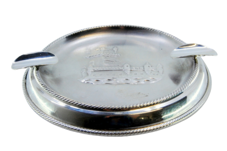 Cinzeiro em prata com relevo alusivo à de Torre de Belém, frisos cordeados e dois suportes para cigarros.