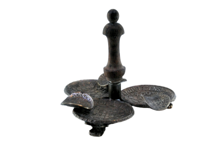 Cinzeiro pequeno em prata feito por moedas de 400 reis de D. João V e três suportes para cigarros.