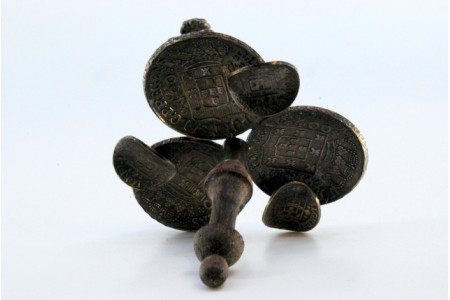 Cinzeiro pequeno em prata feito por moedas de 400 reis de D. João V e três suportes para cigarros.