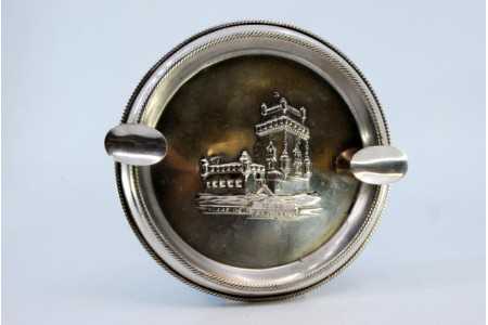 Cinzeiro em prata com relevo no centro alusivo à Tore de Belém e dois suportes para cigarros.