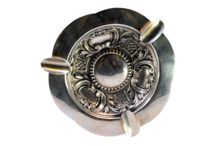  Cinzeiro em prata com relevos envolvendo cartela para monograma e três suportes para cigarros.