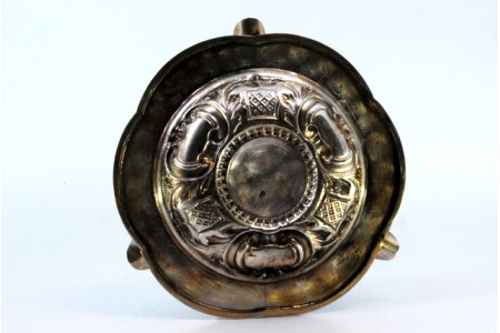  Cinzeiro em prata com relevos envolvendo cartela para monograma e três suportes para cigarros.