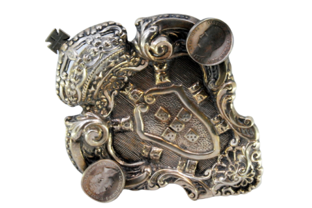 Cinzeiro em prata com brasão de Portugal e três moedas de D. Luis como apoio para cigarros.