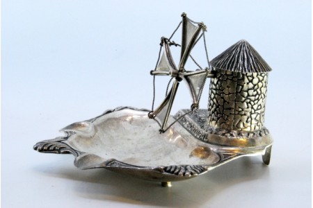 Cinzeiro em prata relevada com moinho e apoio para dois cigarros.