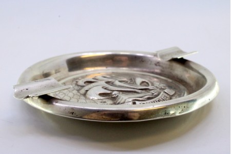  Cinzeiro em prata com relevos alusivos à caravela São Miguel com gravados e dois suportes para cigarros.