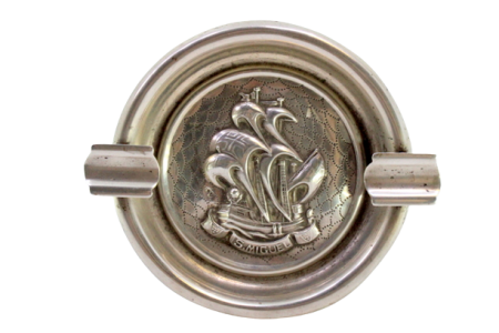  Cinzeiro em prata com relevos alusivos à caravela São Miguel com gravados e dois suportes para cigarros.