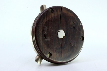 Cinzeiro em prata sobre madeira torneada com três suportes para cigarros.