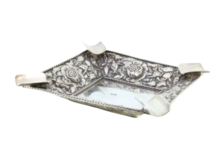 Cinzeiro em prata com motivos florais relevados, friso cordeado e quatro suportes para cigarros.