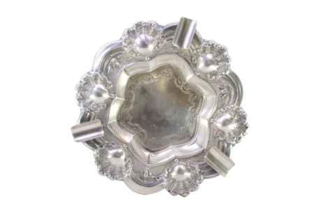 Cinzeiro em prata relevada com conchas e gravados no centro, com três apoios de cigarros.